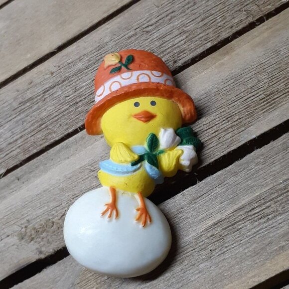 VTG Hallmark Pin Chickery Chick Easter Spring Chicken Merry Miniature 1975 - Picture 1 of 3